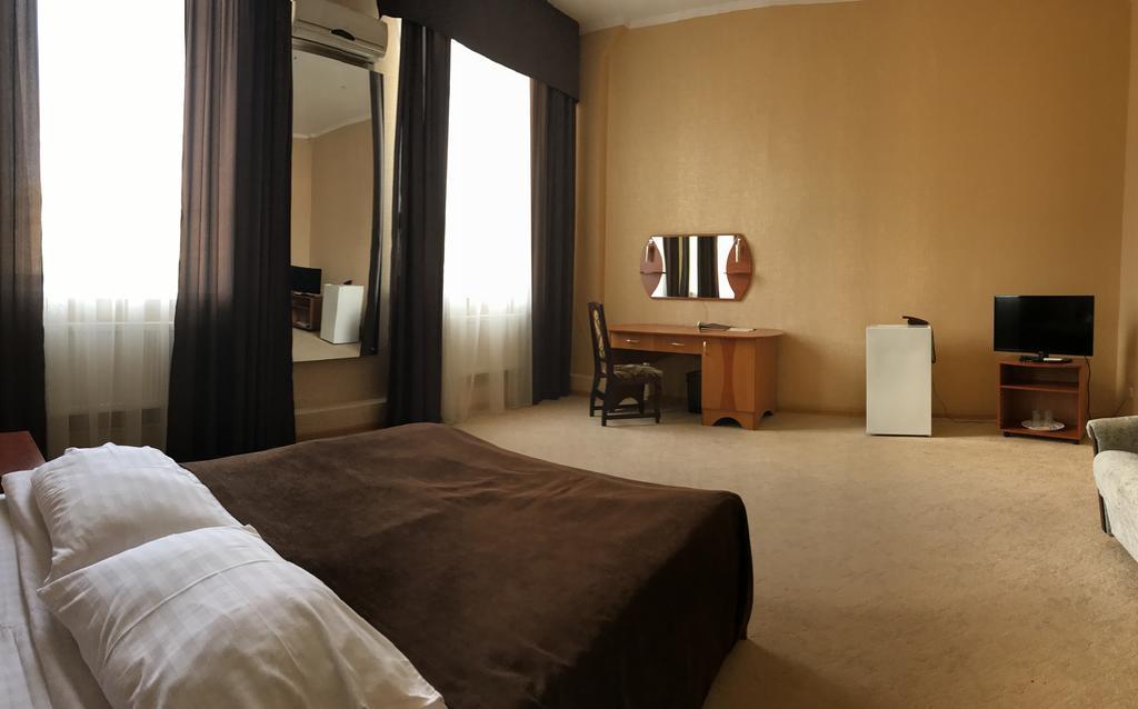 Alexandrovskiy Hotel ムィコラーイウ エクステリア 写真